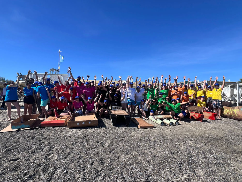Carton boat in riva al mare: un team building dinamico e coinvolgente per tutta l'azienda - 9