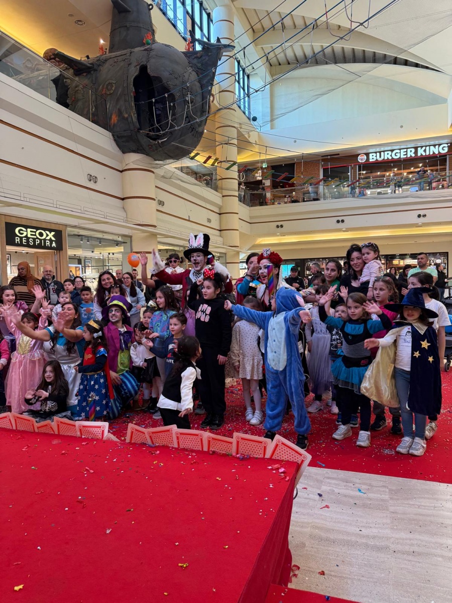 Alice nel Paese delle Meraviglie anima il Carnevale al Centro Globo - 4