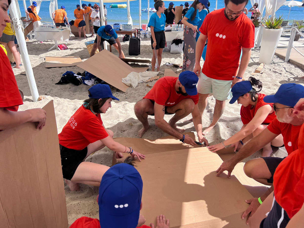 Carton boat in riva al mare: un team building dinamico e coinvolgente per tutta l'azienda - 7