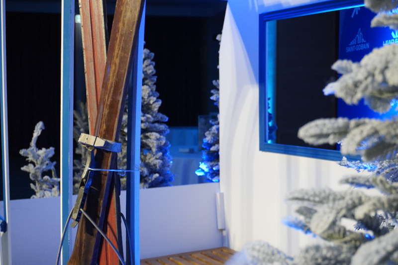 Kick-off aziendale Saint-Gobain 2026: allestimenti creativi a tema montagna a Milano - 4