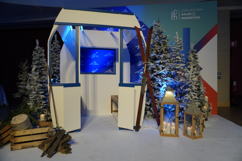 Kick-off aziendale Saint-Gobain 2026: allestimenti creativi a tema montagna a Milano - 2
