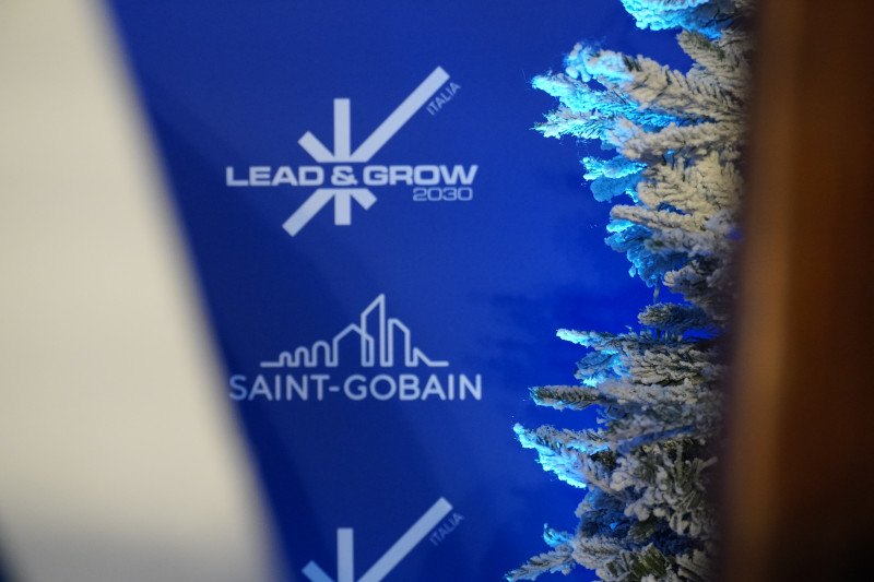 Kick-off aziendale Saint-Gobain 2026: allestimenti creativi a tema montagna a Milano - 16