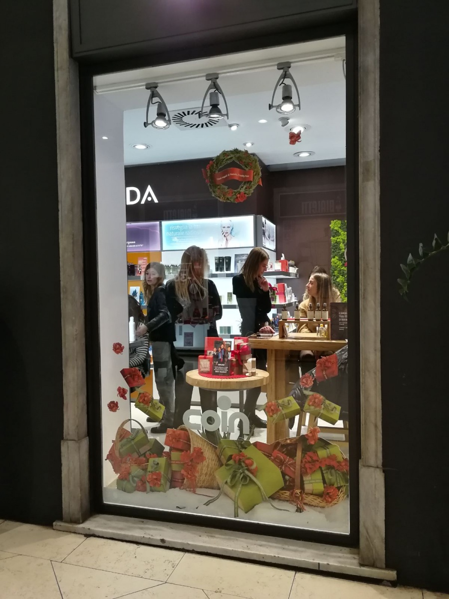Stand per Aveda nel punto vendita all'interno del Coin di Genova. - 5