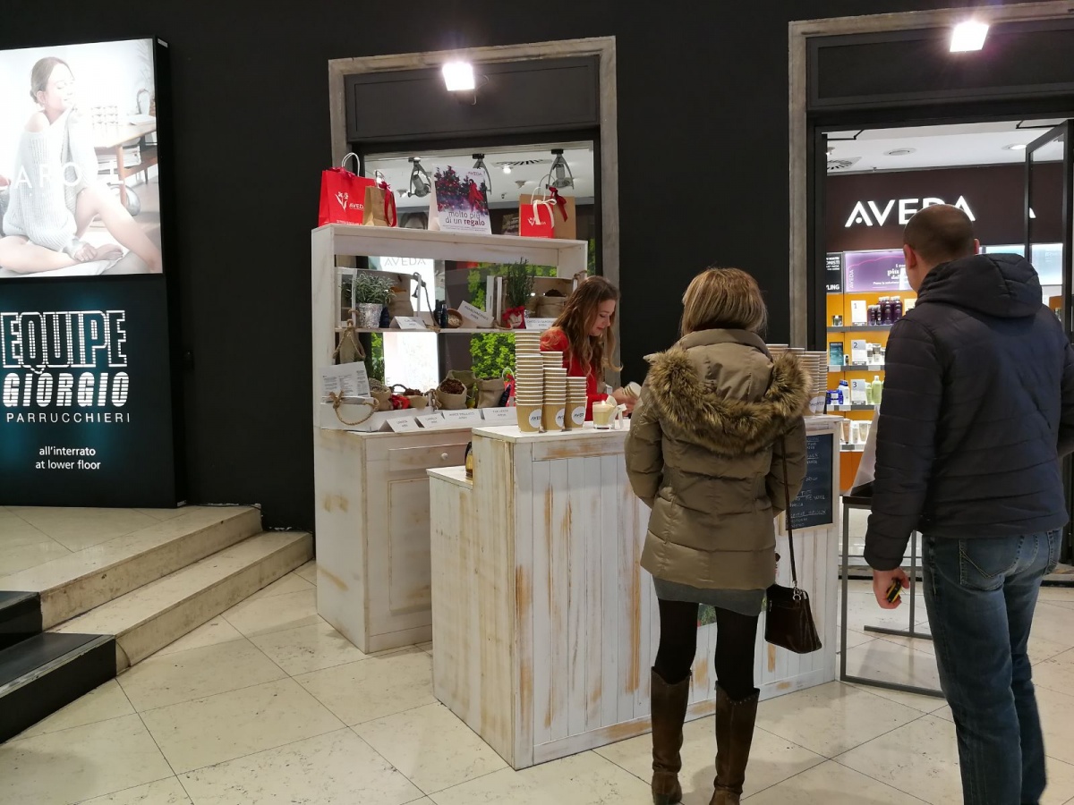 Stand per Aveda nel punto vendita all'interno del Coin di Genova. - 6