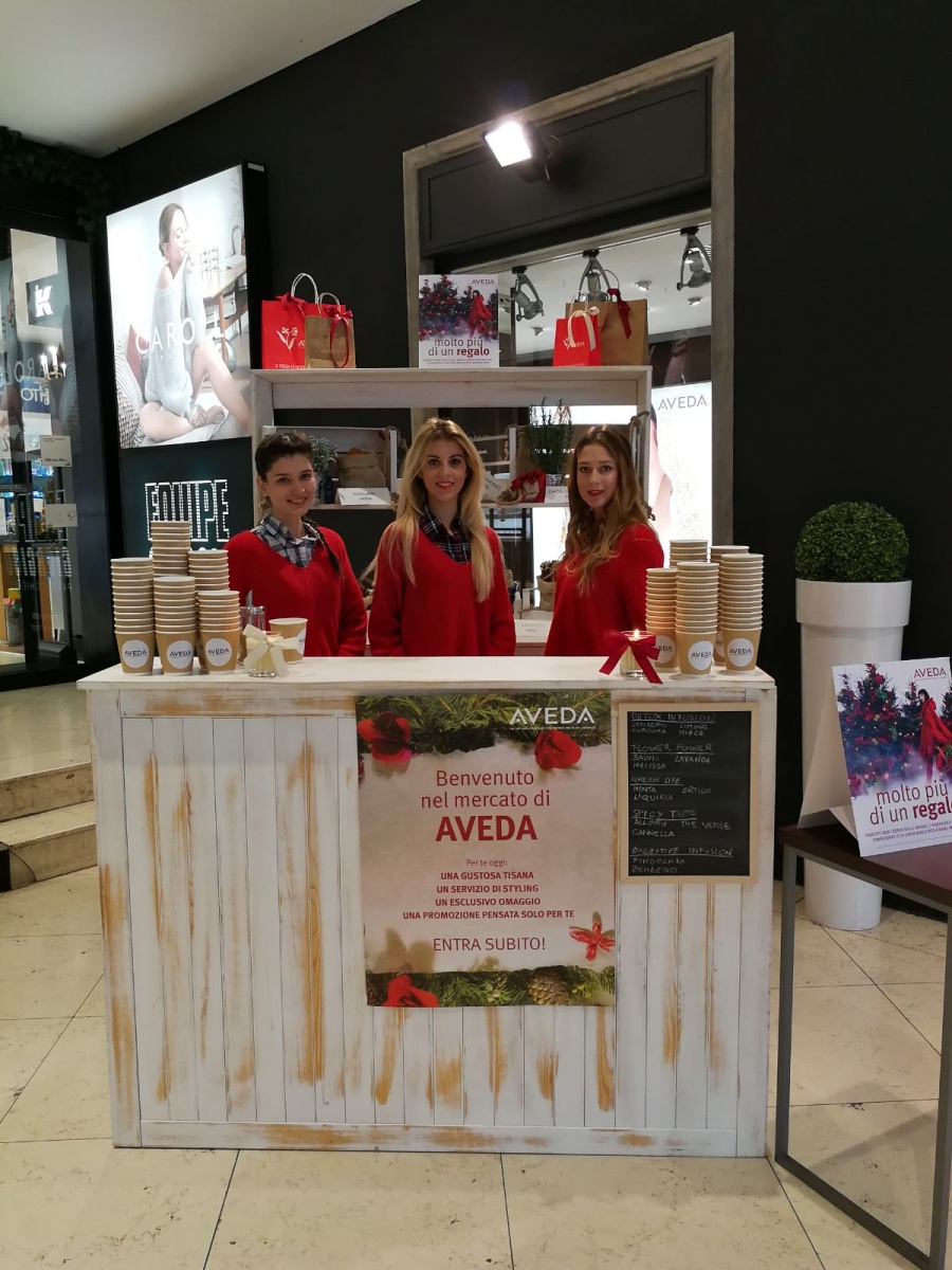 Stand per Aveda nel punto vendita all'interno del Coin di Genova. - 23
