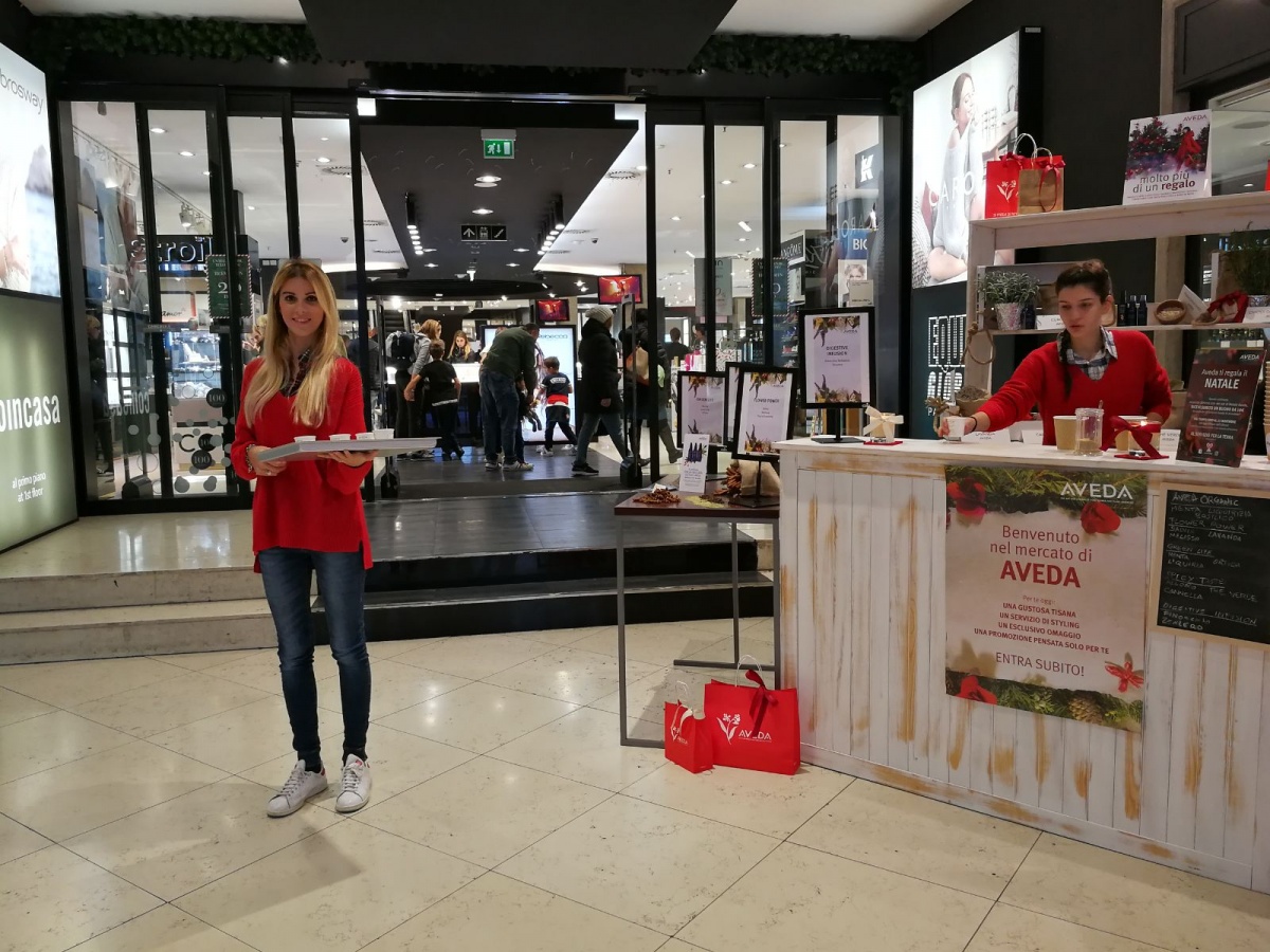 Stand per Aveda nel punto vendita all'interno del Coin di Genova. - 0