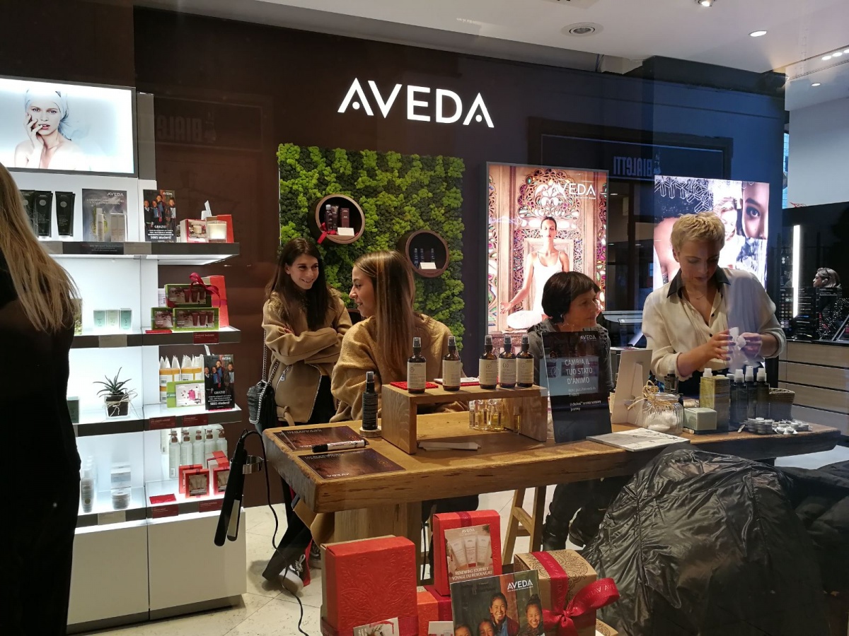 Stand per Aveda nel punto vendita all'interno del Coin di Genova. - 10