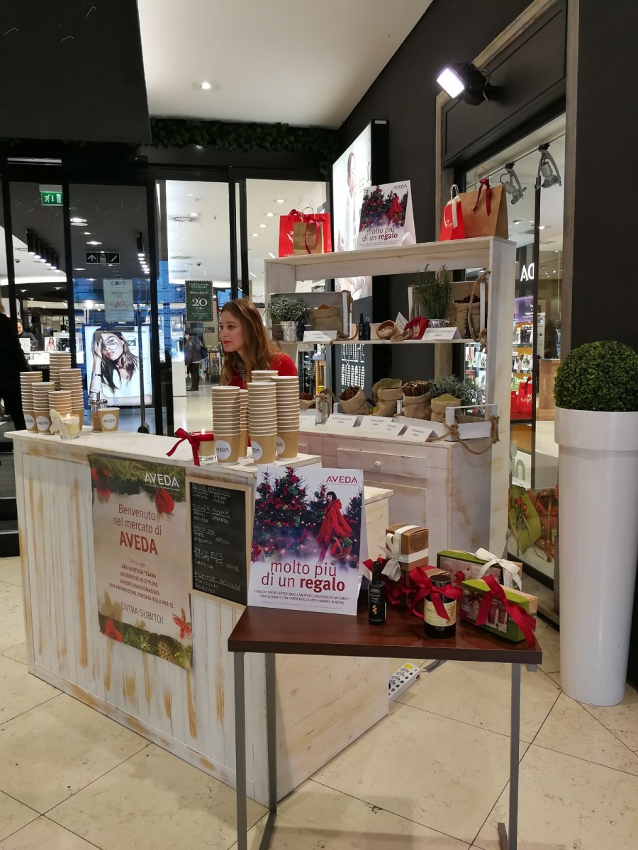 Stand per Aveda nel punto vendita all'interno del Coin di Genova. - 19