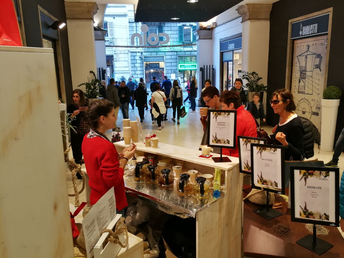 Stand per Aveda nel punto vendita all'interno del Coin di Genova. - 22