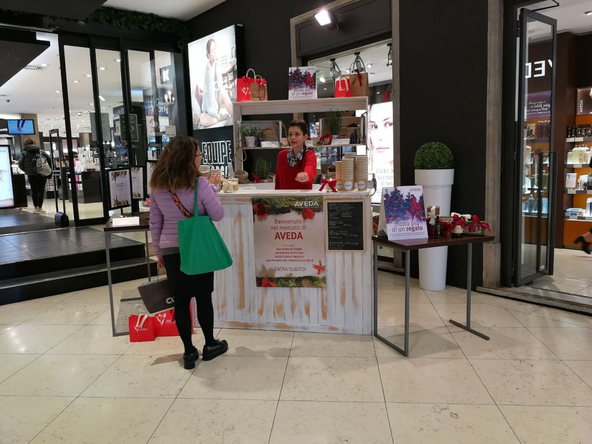 Stand per Aveda nel punto vendita all'interno del Coin di Genova. - 18