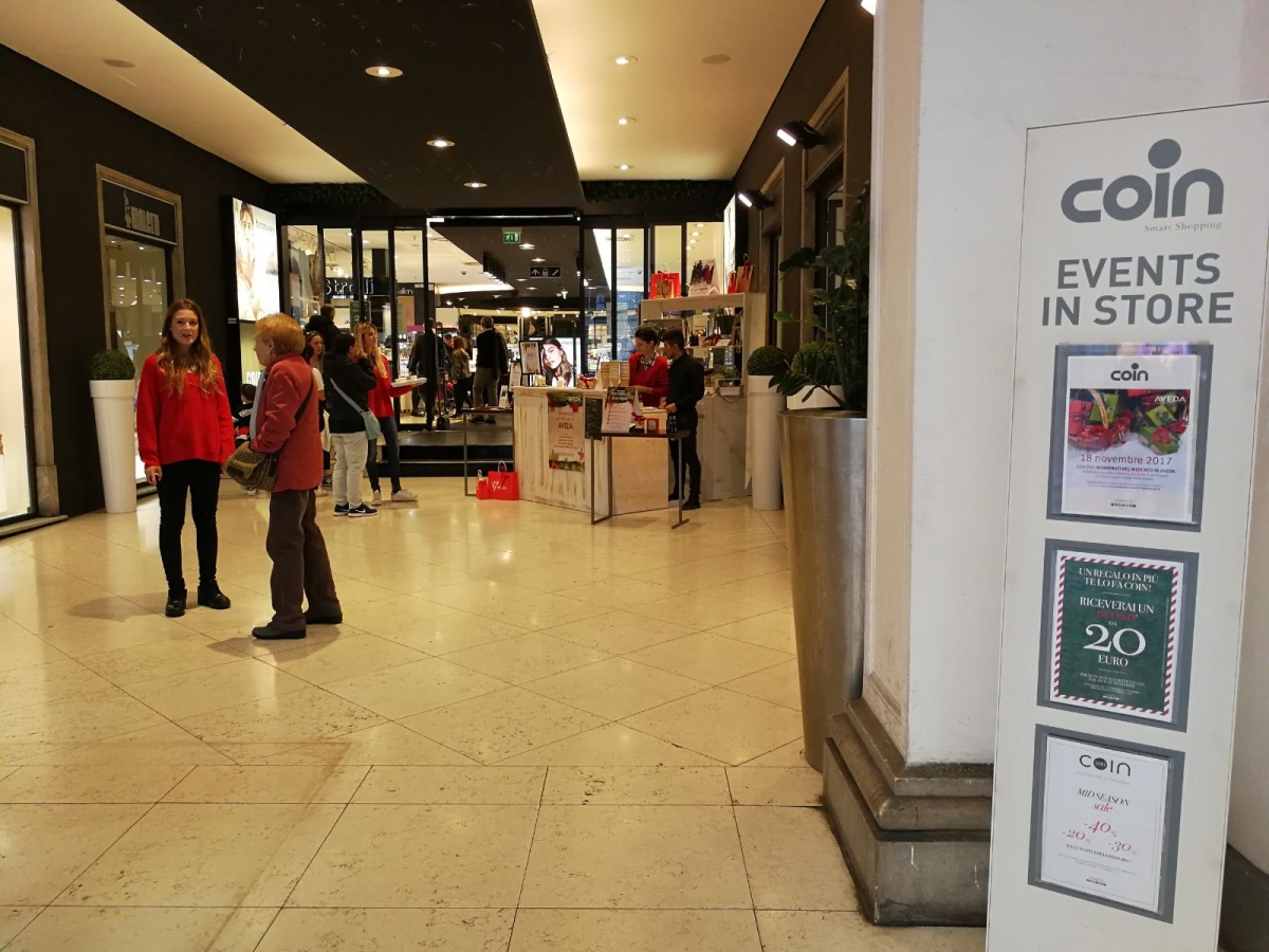 Stand per Aveda nel punto vendita all'interno del Coin di Genova. - 16