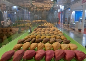Uno stand fieristico di 36 metri quadri progettato per Caro Puglia Gelo, con sezioni per lo show cooking, vetrine illuminate e un ulivo, per raccontare la Puglia.