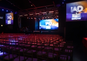 La convention annuale di IAD Italia si è presentata come un grande show, tra venue iconica, intrattenimento e ritmo scenico.